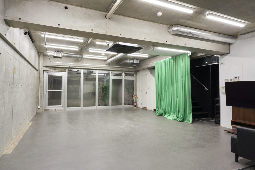 グリーンバックは可動式なので、様々な利用が可能。