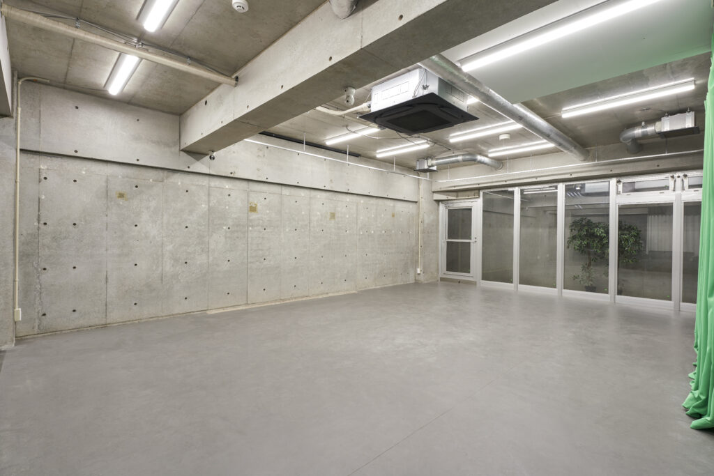 壁面を活用して広く会場を使えます。