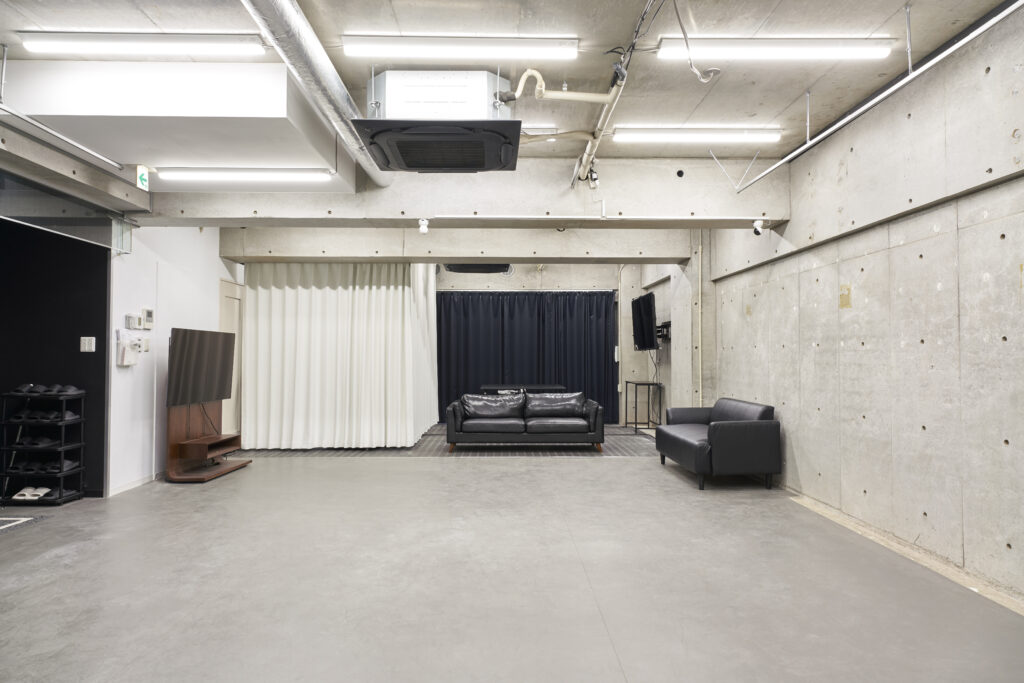 モニター付きの待機スペースあり。扉付きの控室、メイクルームもあります。