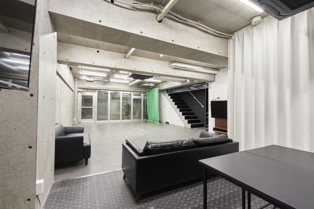 ソファも2台あり、クライアントをお呼びしての撮影も安心。